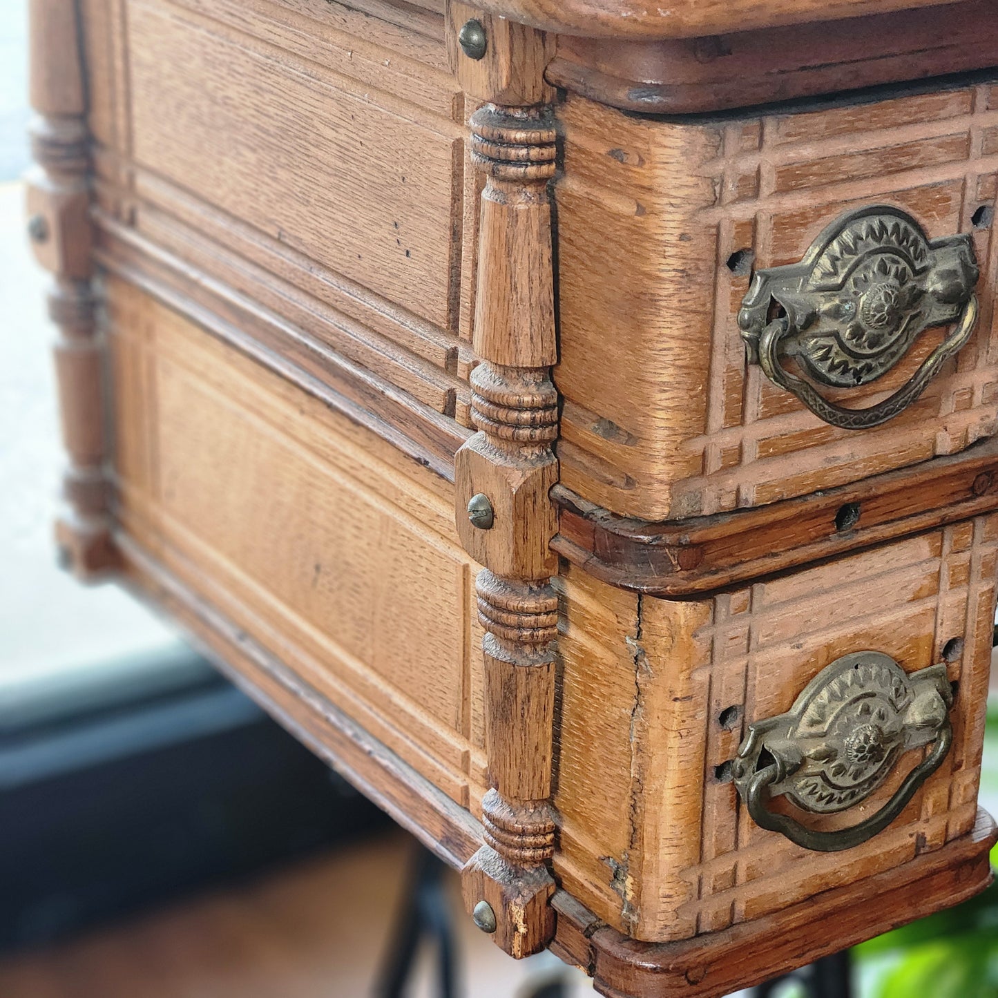 Singer Table